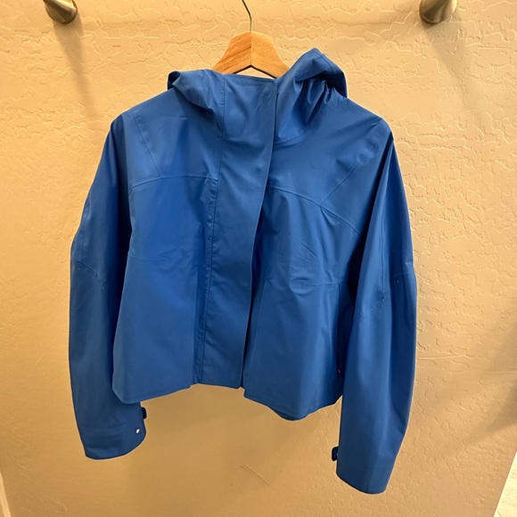 Lululemon rain chaser jacket wild bluebell size 8 EUC - Picture 4 of 6